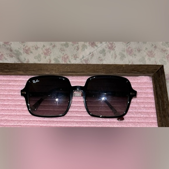Auth Ray-Ban Sunglasses - Picture 1 of 6